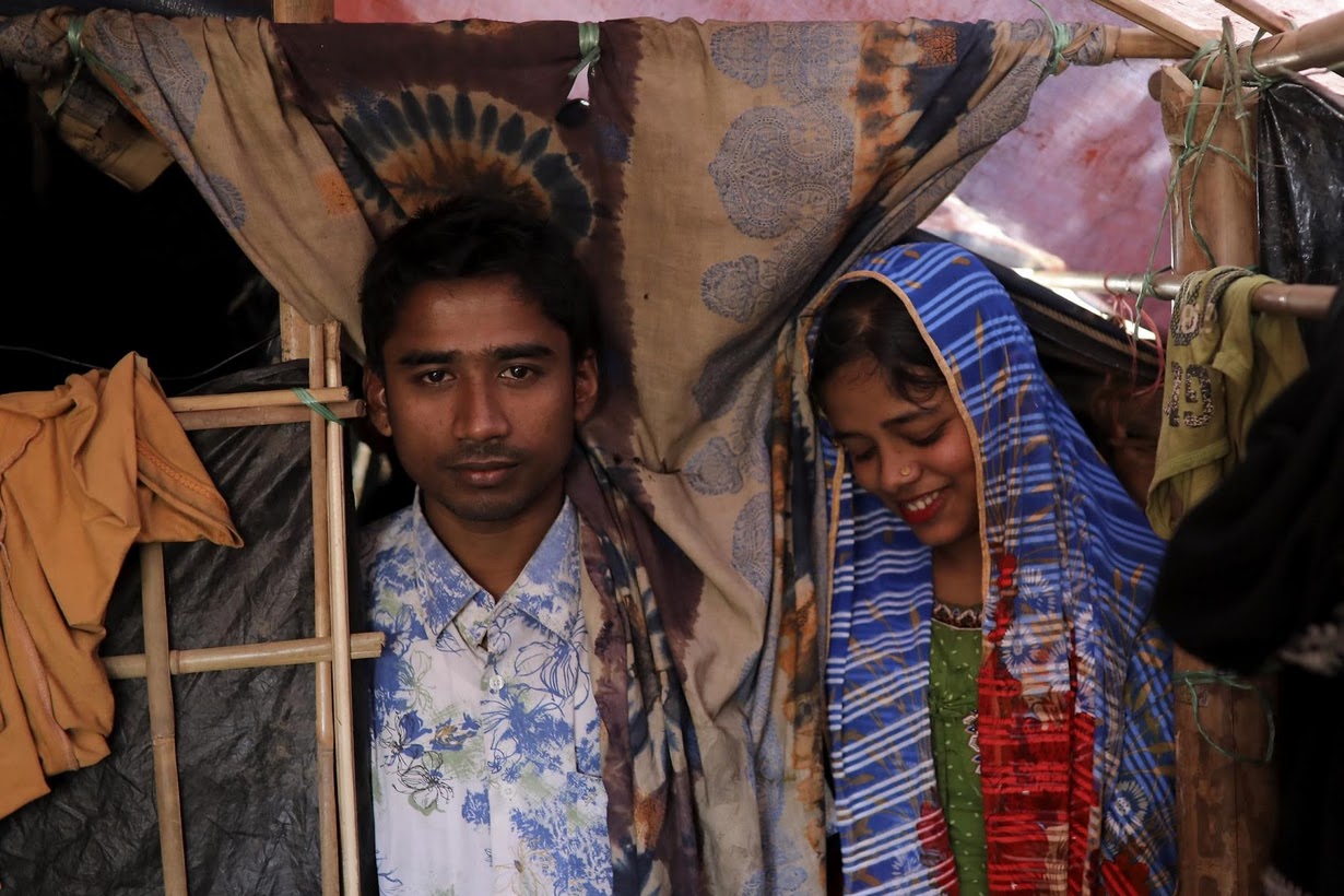 <div>
	Η μεγάλη διαφορά είναι  ότι ζουν και γιορτάζουν το γάμο τους  στο στρατόπεδο προσφύγων σε μια περιφέρεια του Μπαγκλαντές, όπου ζουν περίπου 660.000 μουσουλμάνοι Rohingya από τη Μιανμάρ, οι περισσότεροι από τους οποίους είναι απάτριδες, έχουν καταφύγει από τα τέλη Αυγούστου.</div>
<div>
	Οι  βίαιες επιθέσεις κατά των Rohingya από τις δυνάμεις ασφαλείας της Μιανμάρ χαρακτηρίστηκαν  από τον ΟΗΕ ως πράξη εθνοκάθαρσης που είχε ως αποτέλεσμα την ταχύτερα αναπτυσσόμενη προσφυγική κρίση στον κόσμο.</div>
