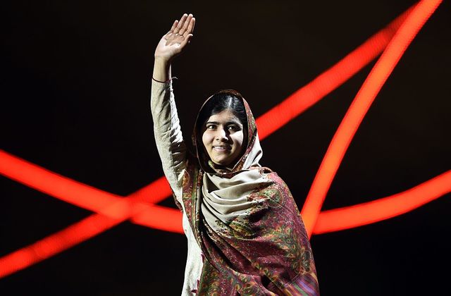 <p>
	Η <strong>Malala Yousafzai </strong>γεννήθηκε στο 1987 στο Πακιστάν και έγινε υποστηρίκτρια της εκπαίδευσης των κοριτσιών. Το 2012, όταν ήταν 15, πυροβολήθηκε στο πρόσωπο από έναν Taliban μέσα στο λεωφορίο πηγαίνοντας στο σχολείο.  Το 2014 έγινε το νεότερο πρόσωπο που παρέλαβε το Βραβείο Νόμπελ Ειρήνης. </p>
