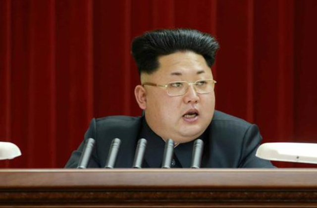<p>
	<strong>Kim Jong Un</strong> γεννήθηκε στις αρχές του 1980 και είναι ο ανώτατος άρχοντας της Βόρειας Κορέας, εξουσία την οποία κληρονόμησε από τον πατέρα του που πέθανε το 2011. Χαρακτηρίζεται από τον μοναδικά βίαιο τρόπο που ασκεί την διακυβέρνηση. </p>

