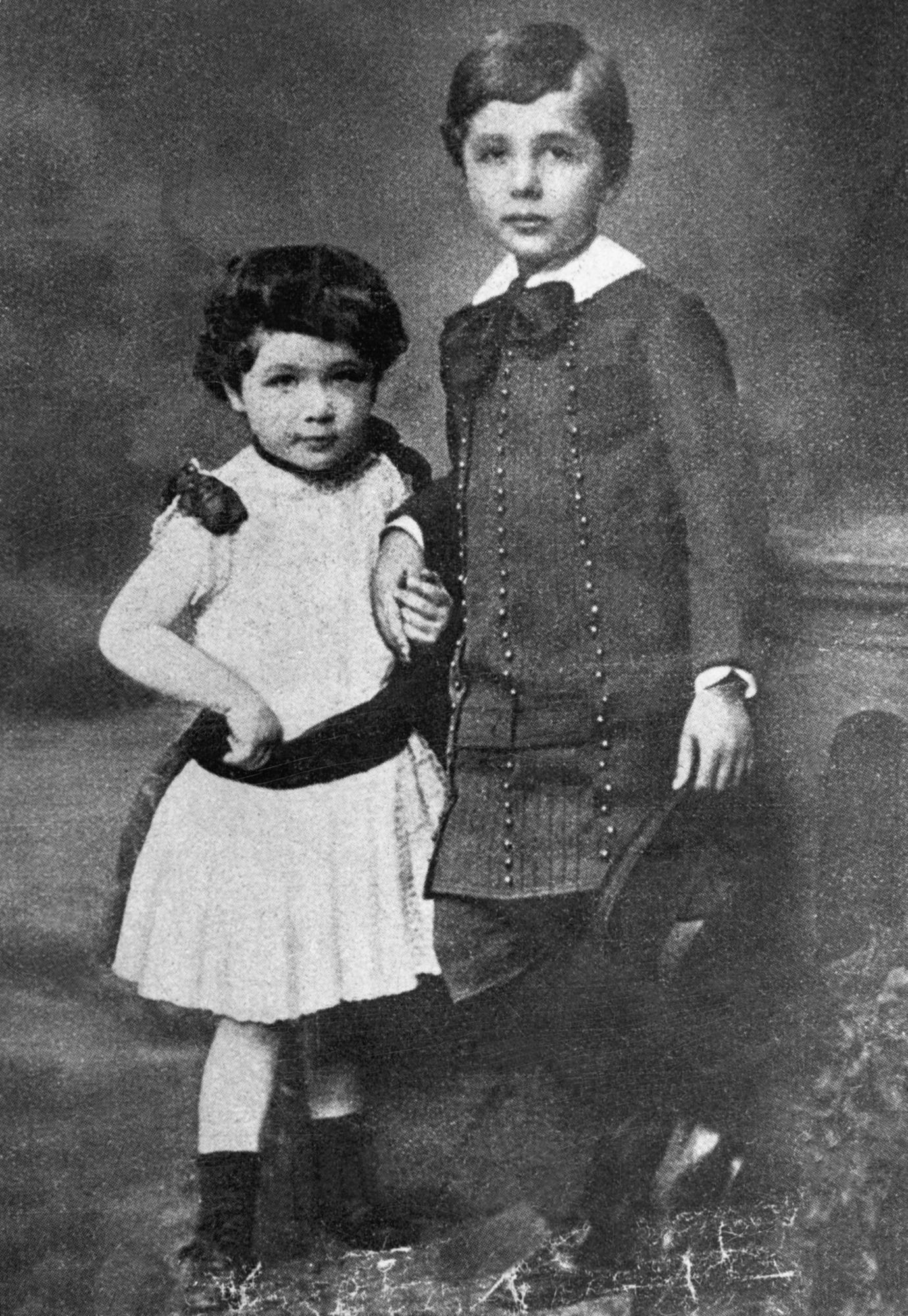 Ο Αλμπερτ με την αδερφή του Μάγια.