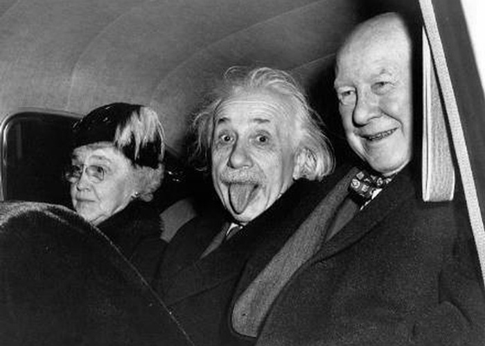 Ο φωτογράφος της UPI, Arthur Sasse, έκανε επίμονες προσπάθειες να πείσει τον Einstein για ένα χαμόγελο στην κάμερα. Ο απελπισμένος επιστήμονας που προσποιήθηκε πολλές φορές ότι χαμογελά στην αρχή της βραδιάς, έκανε κάτι διαφορετικό. Έβγαλε την γλώσσα και ο φωτογράφος είχε την πιο διάσημη φωτογραφία όλων των εποχών.<span font-size:=