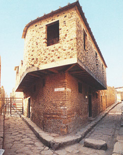 Το Lupanar ήταν ο πρώτος χώρος πληρωμένης φιλοξενείας.