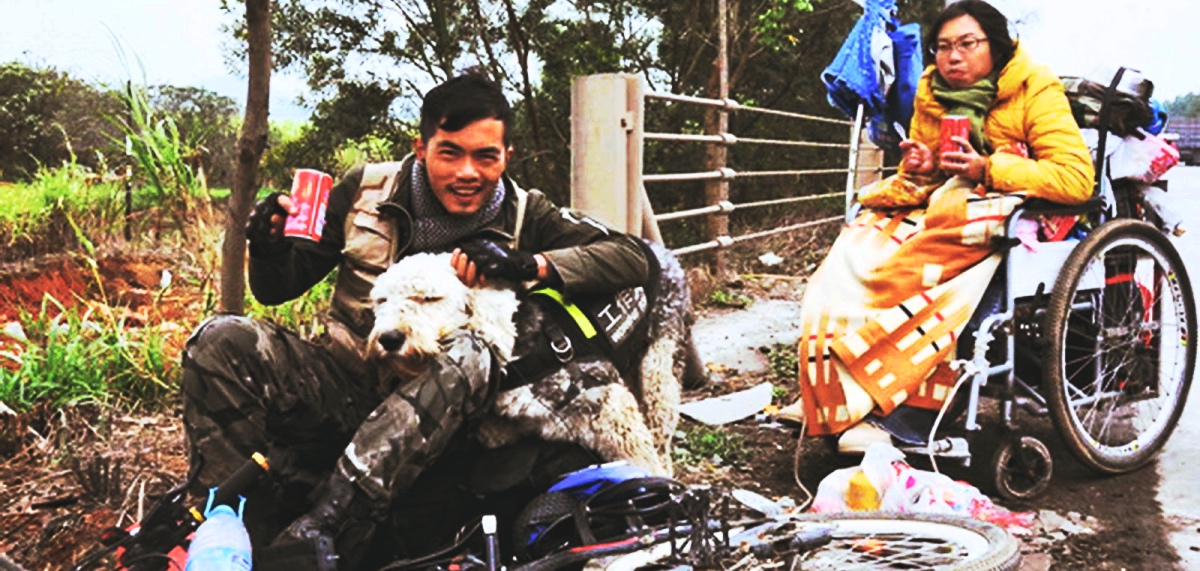 Ταξίδι με ένα αναπηρικό καροτσάκι, ένα ποδήλατο και δύο σκύλους